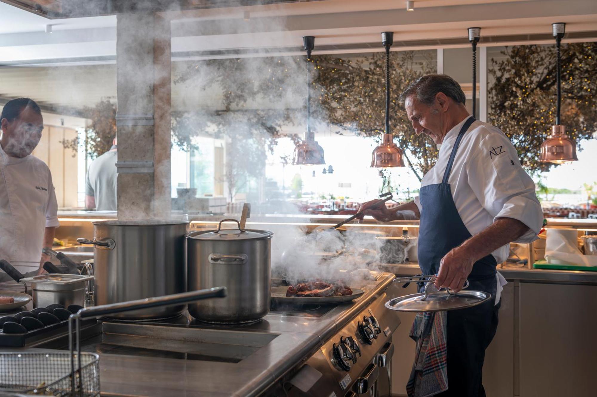 Atzavara Hotel & Spa Санта-Сусанна Экстерьер фото Chef preparing food