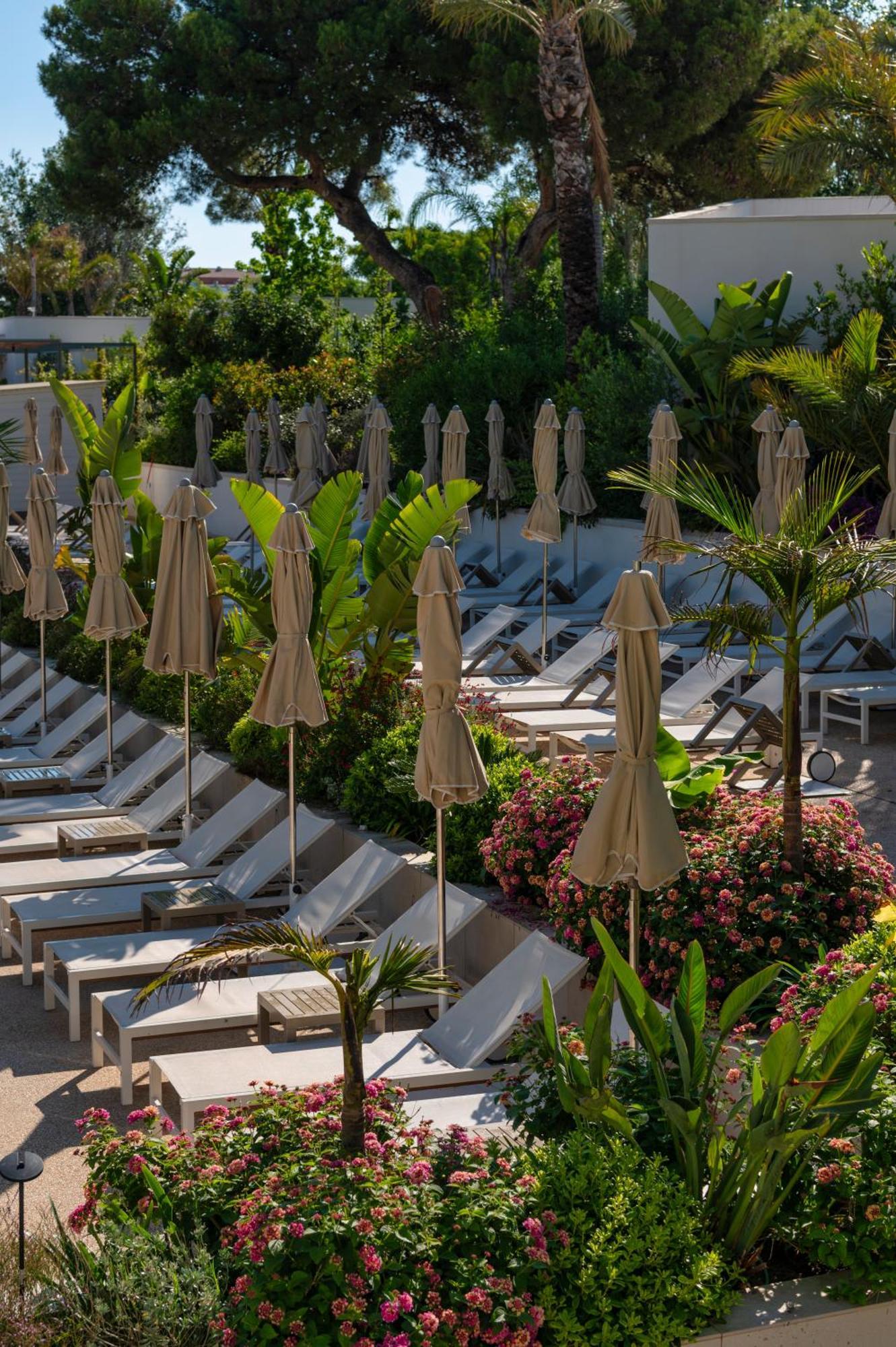 Atzavara Hotel & Spa Санта-Сусанна Экстерьер фото Sunloungers at a hotel in Greece